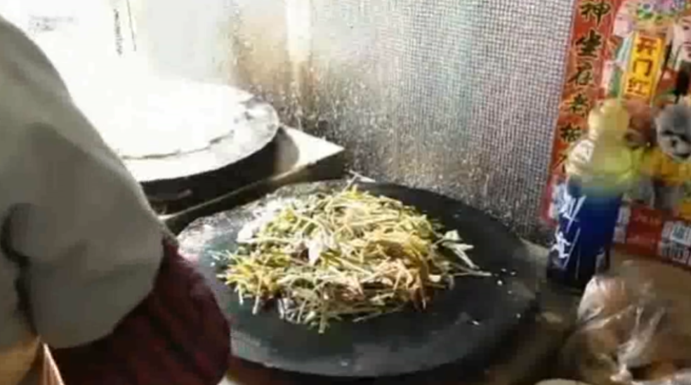 阿姨专卖菜煎饼20多年 10平米不到的房子 每天客人爆满 年赚百万