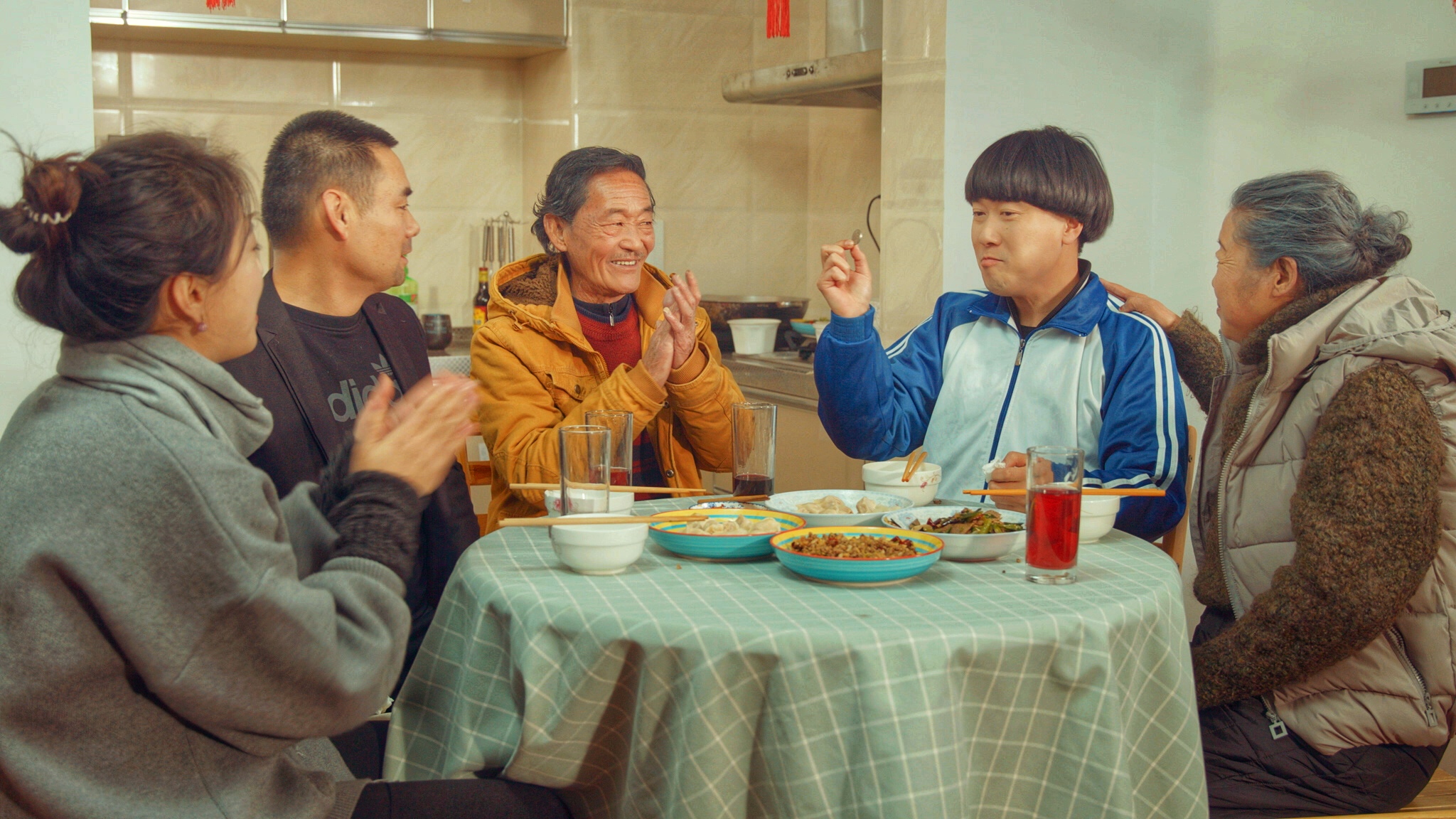 陈翔六点半:春节最暖心的习俗,在饺子里放硬币