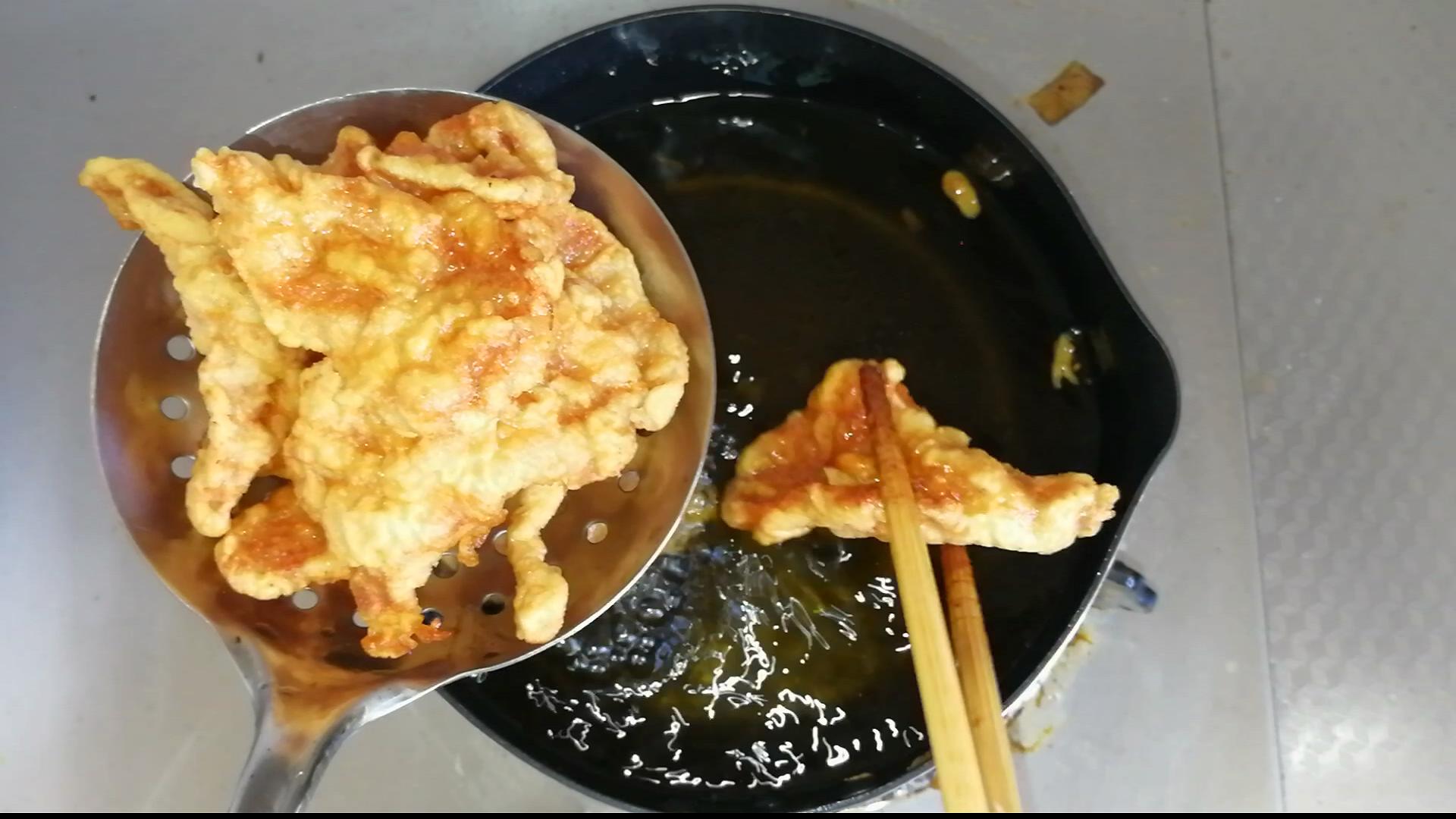 酥炸肉片做法 色泽金黄 外焦里嫩 即使不蘸料也好吃 下酒聚餐都行