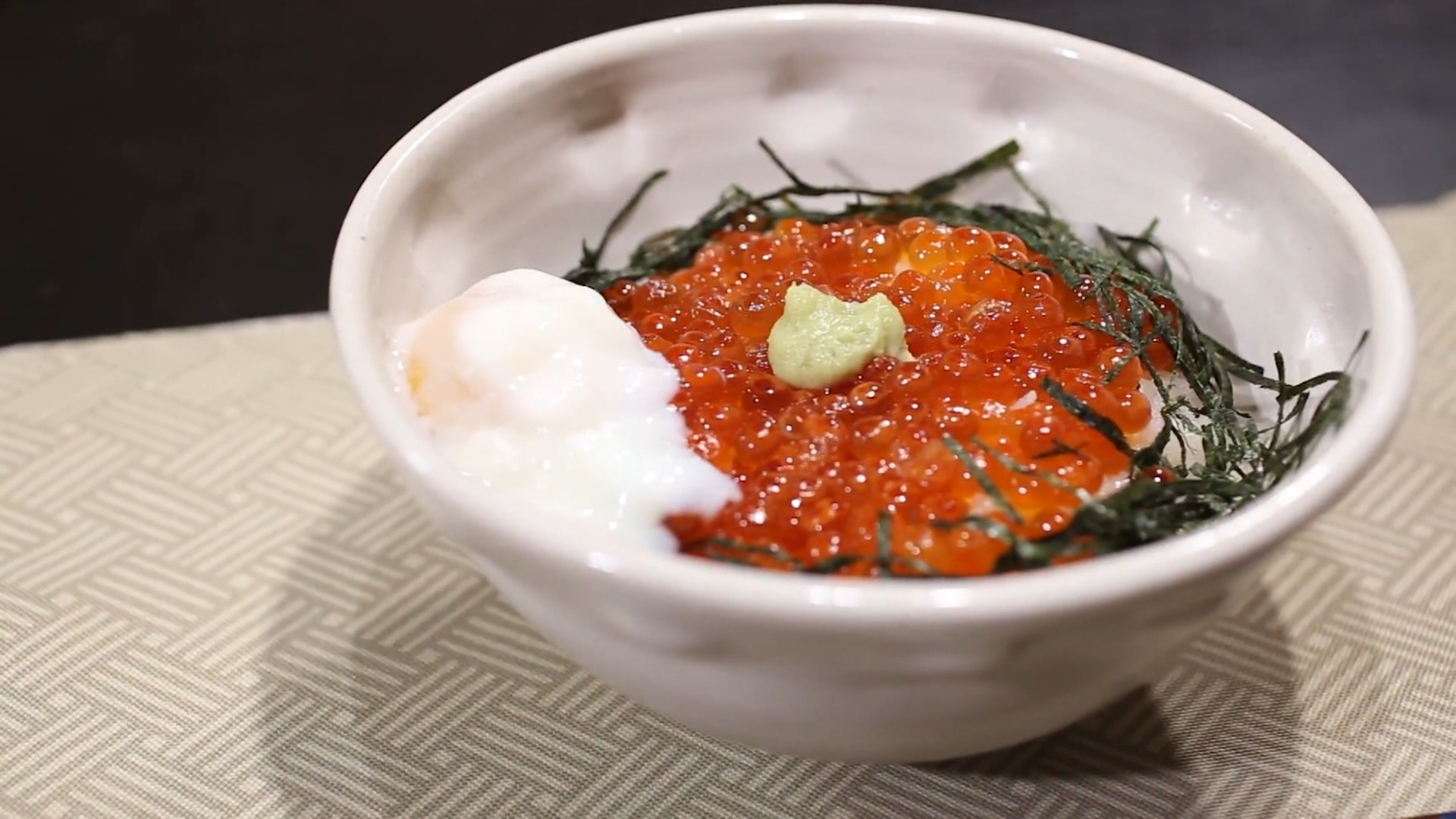 简单鲜美的鲑鱼籽盖饭,日本料理,这道菜在日本是一道高雅的菜