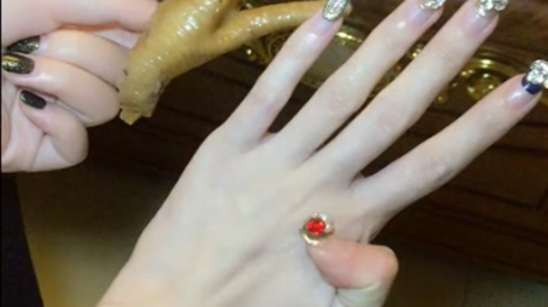 这女人的手跟鸡爪子有一拼!绝了!