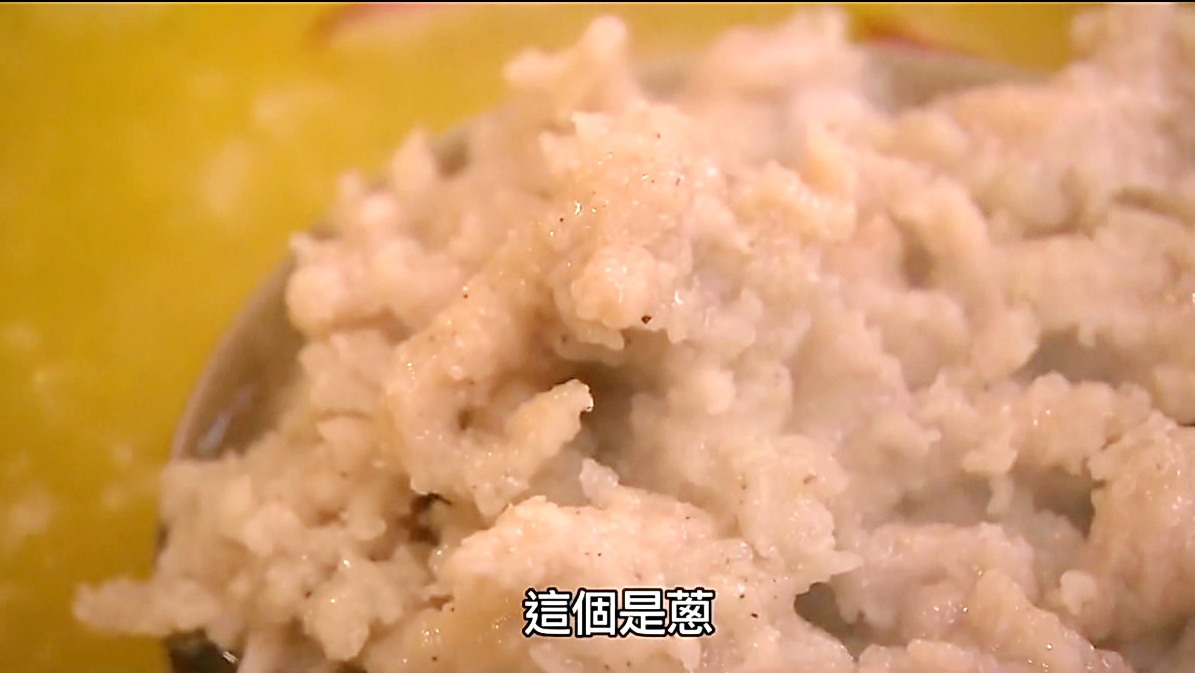 安徽阜阳小吃——粉鸡汤,鸡如玉,汤金黄,荆芥碧绿为点睛之笔