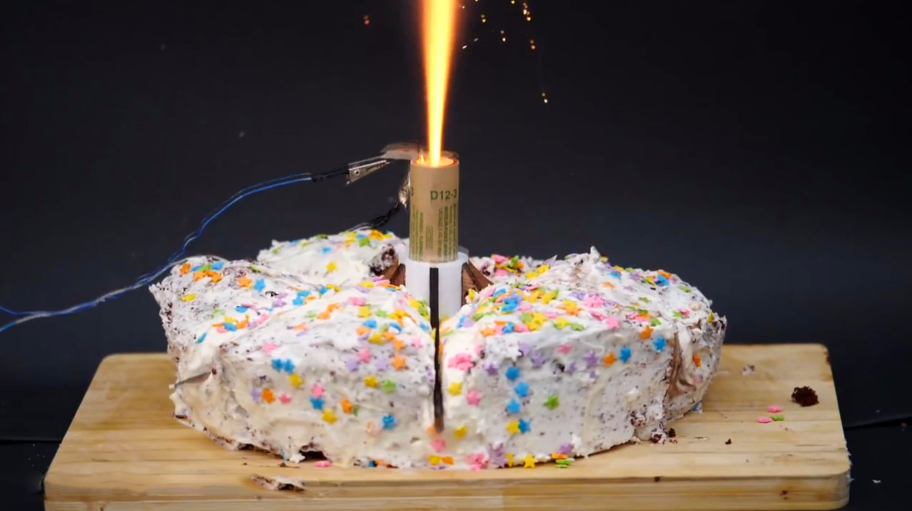 国外牛人用鞭炮切蛋糕,这也是没谁了