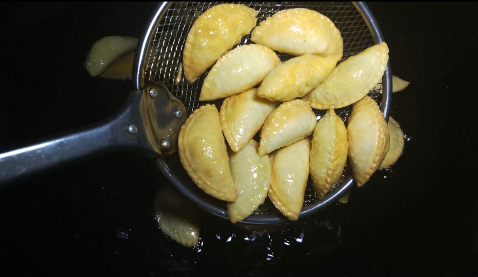 这才是真正的炸饺子,不用发面,油锅一炸,香脆可口