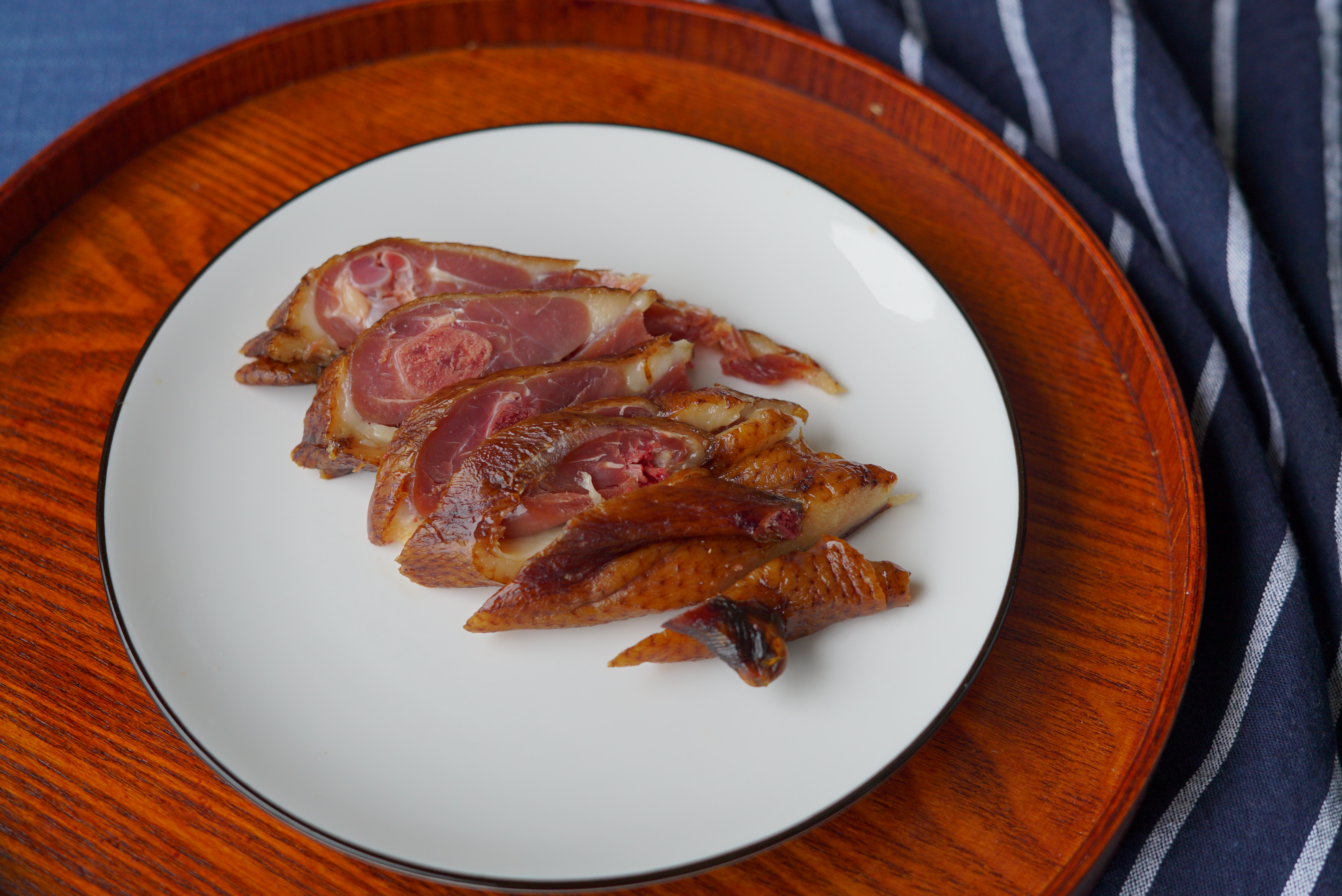 小伙子带来杭州特产酱鸭,看色泽就知道非常美味,蒸出来真香!