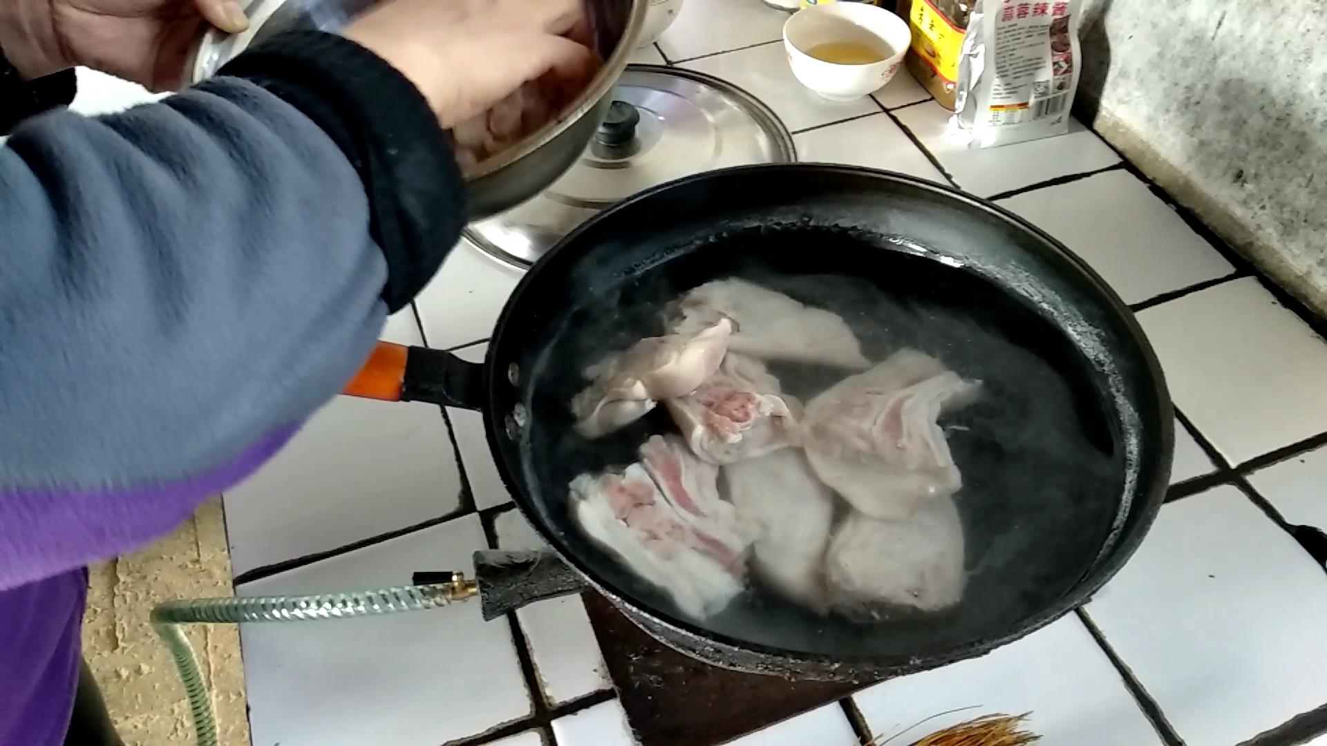 猪蹄这样做太好吃了,没牙的老人都可以吃,骨头和肉一碰就分开了