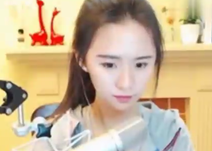 斗鱼一姐阿冷刚来斗鱼时还是很善解人意的,后来就变矫情了!