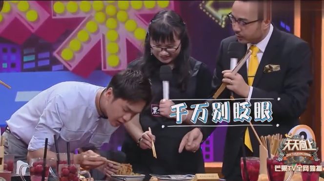 一口吃完一碗面,看张若昀怎么吃,汪涵都服气,牛掰哦!