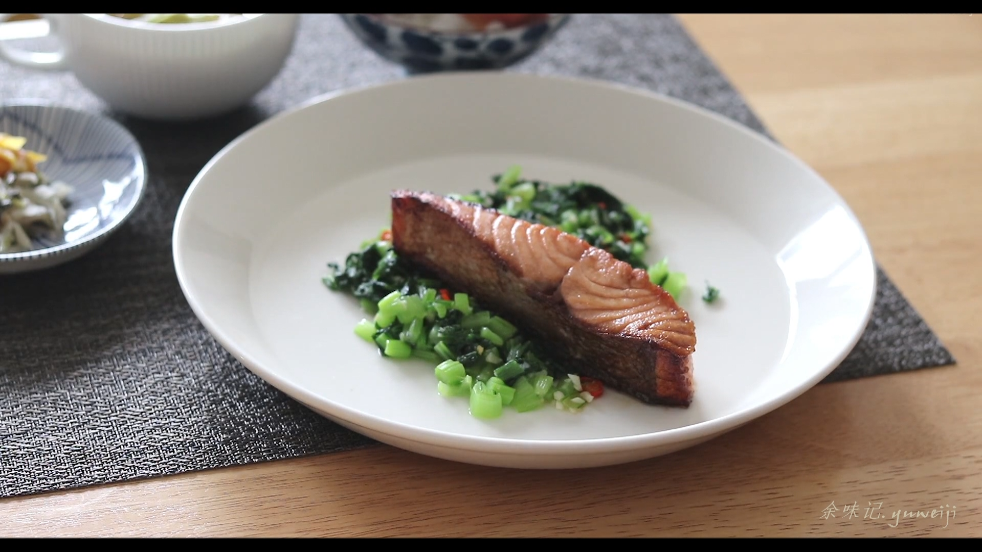 年后菜照烧三文鱼配菜心,浓郁清淡两相宜,关键这个鱼没有刺哦