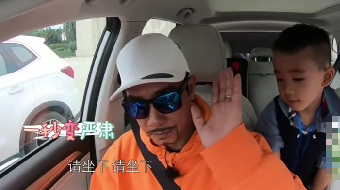 陈小春与小泡芙玩对讲机眉眼带笑,却不让Jasper跟小泡芙通话!