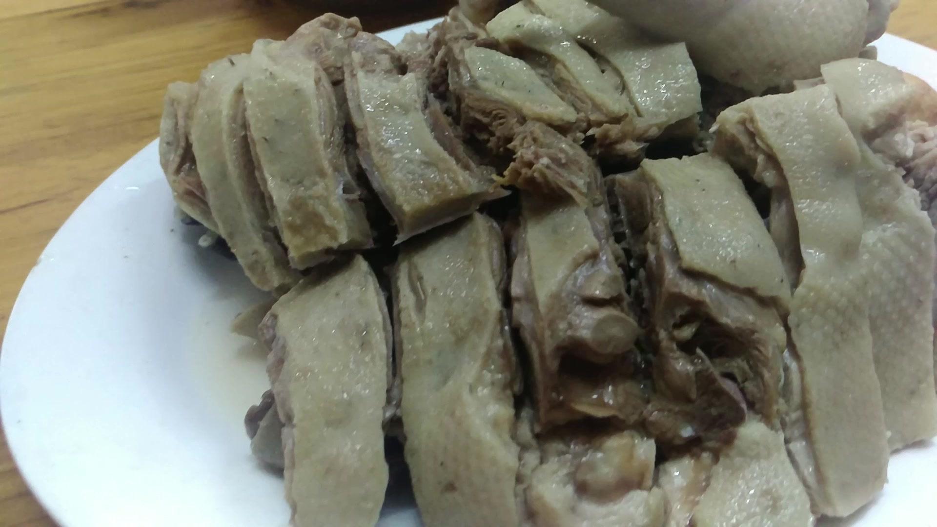 小哥与朋友一起体验海南当地美食,黄流老鸭