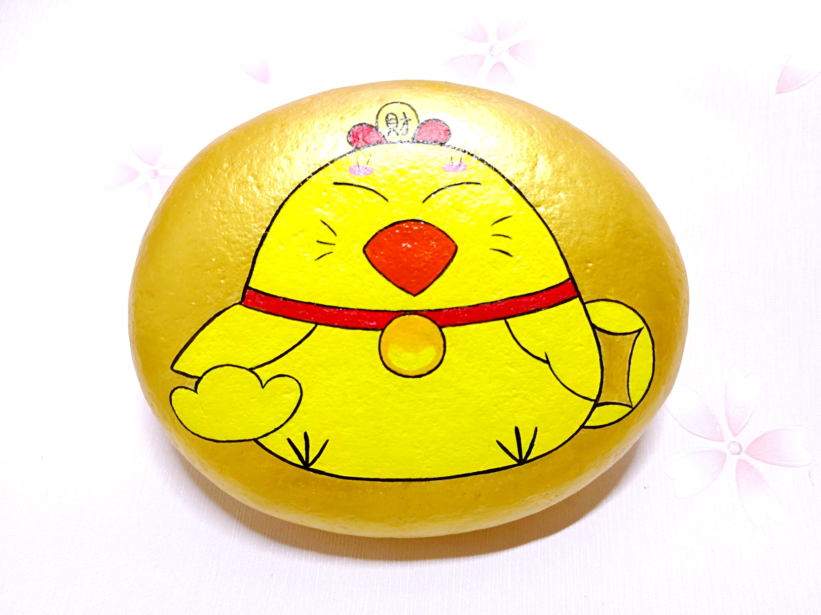 手绘石头画招财鸡,学会可以画一个送朋友