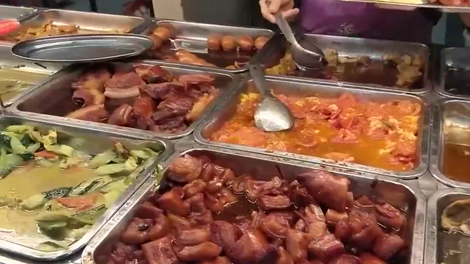 街头快餐8元一份,吃得很饱而且美味