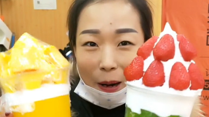 美女手里拿的冰激凌好漂亮,看的我都忍不住出去买了一个解解馋