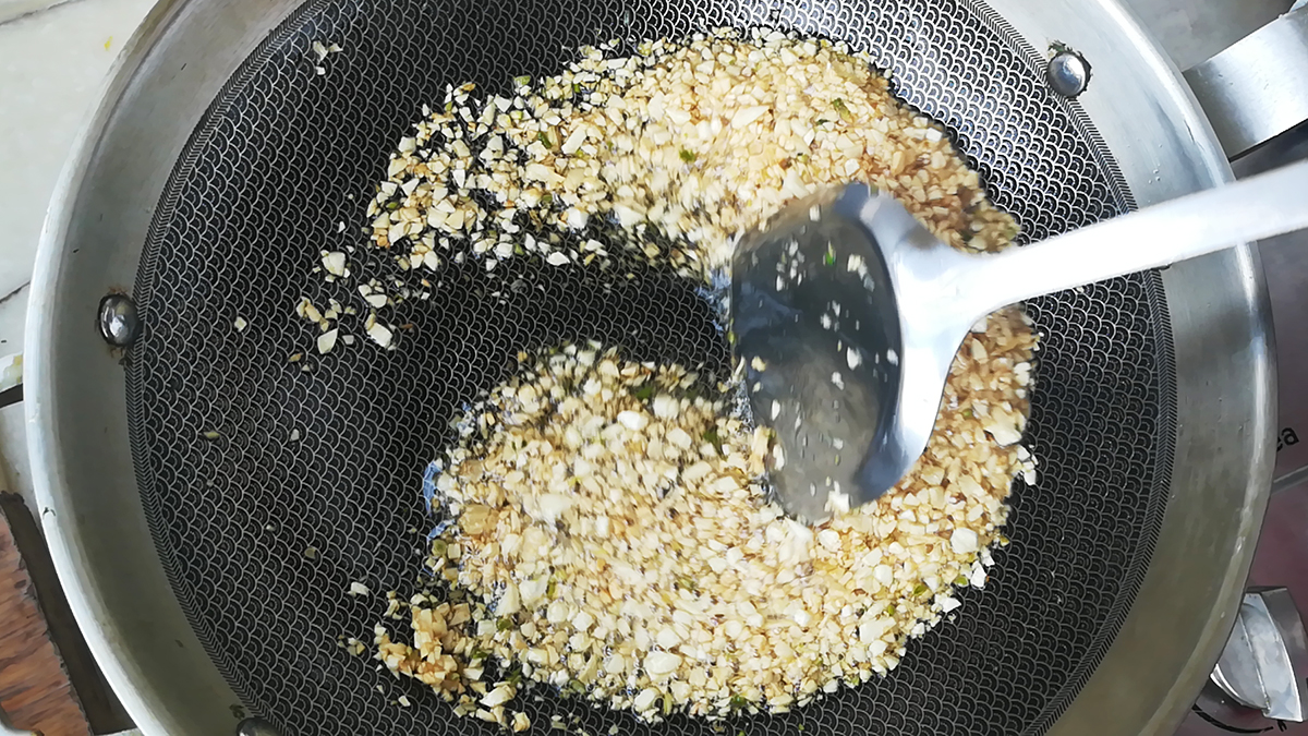 蒜油的家常做法,用它来凉拌菜,比香油还要香,做法还简单
