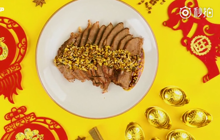 牛肉下酒,越吃越有!整块牛腱肉在汤水里煮入味,切片淋酱汁……