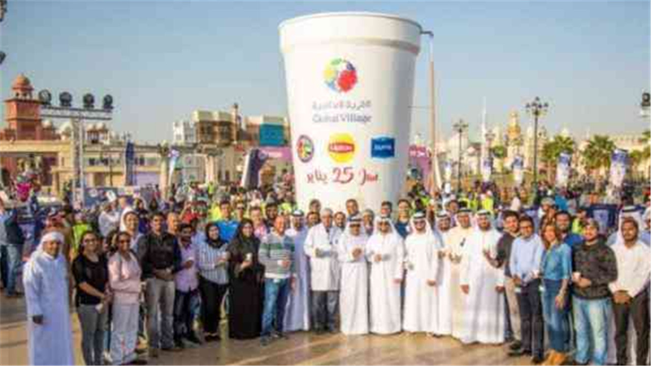 迪拜又创新纪录,制作世界最大杯奶茶,40000人要胖一斤