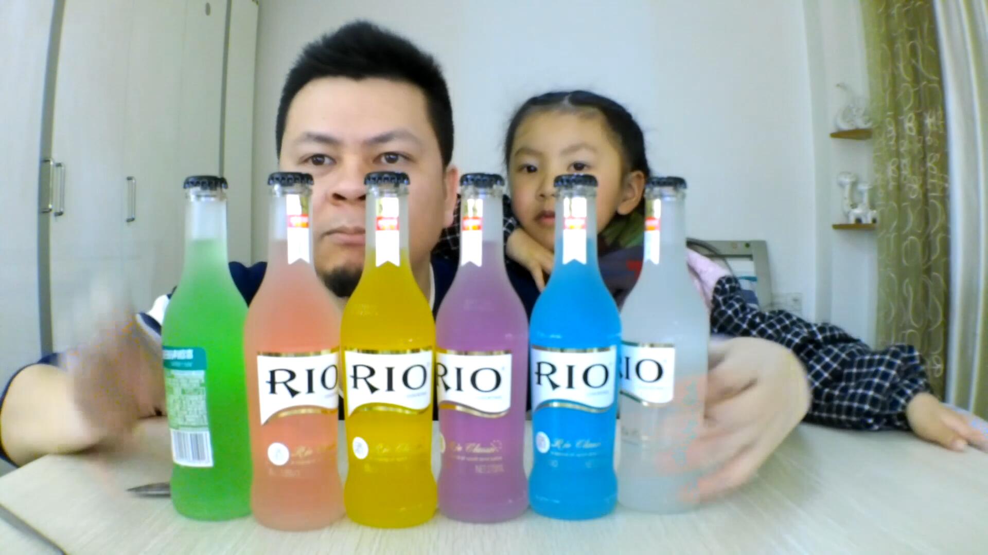 父女试吃“六色RIO”,宝贝不能喝,在旁边流口水
