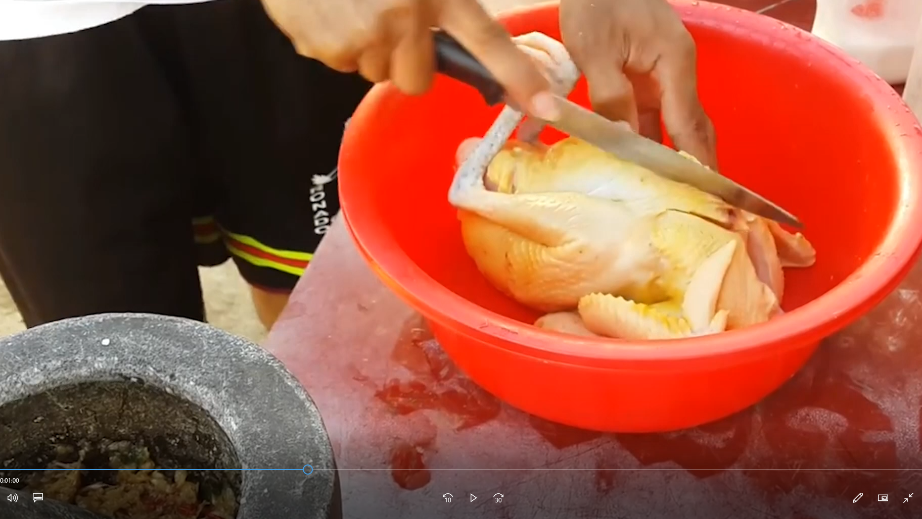 在柬埔寨农村,当地的大叔做了一道美味的可乐鸡肉饭款待我们