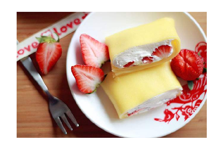 喜欢吃甜食的美女们看过来,15秒教会你怎么做好吃的草莓班戟!