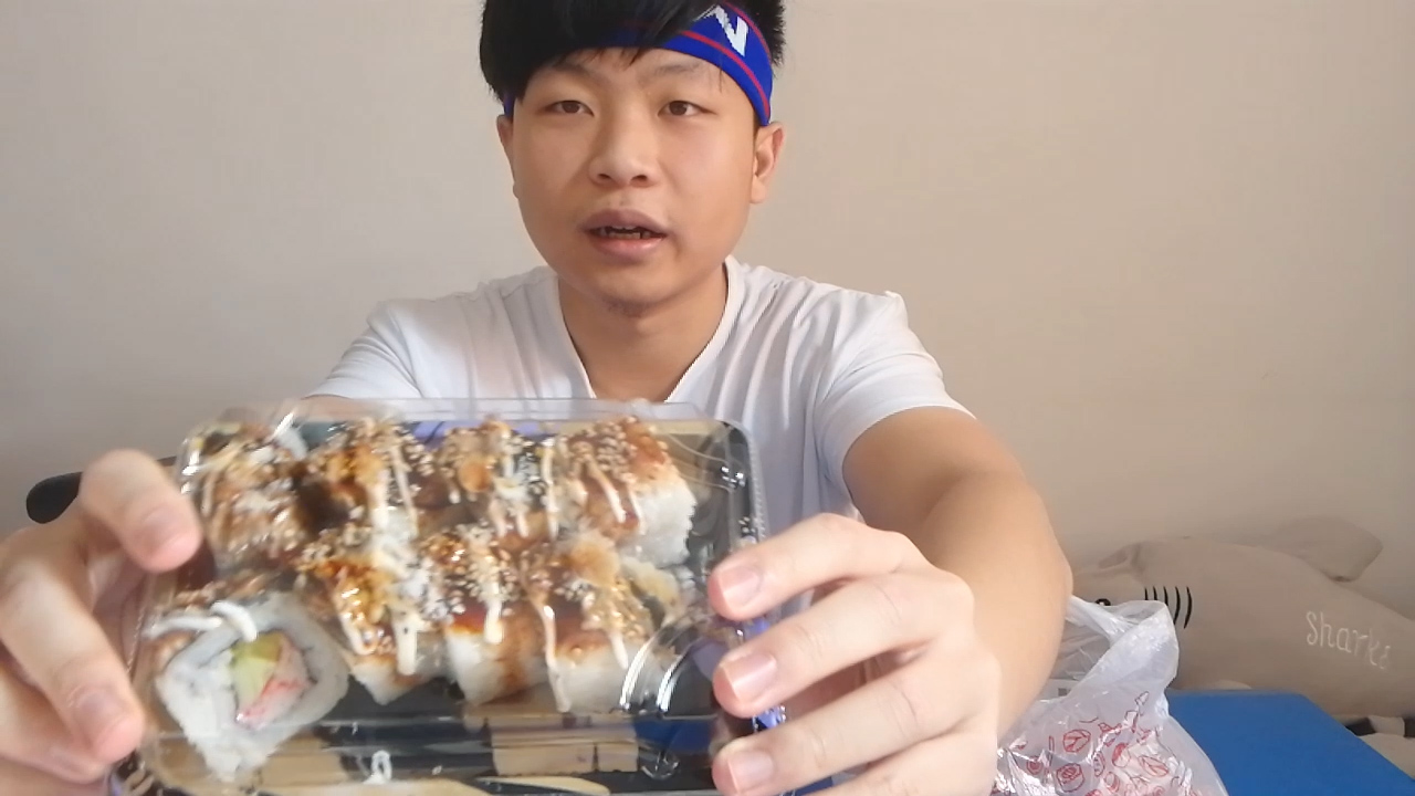 品尝美食外卖烤鳗鱼寿司,蘸芥末猛吞被辣到怀疑人生,结局亮了!