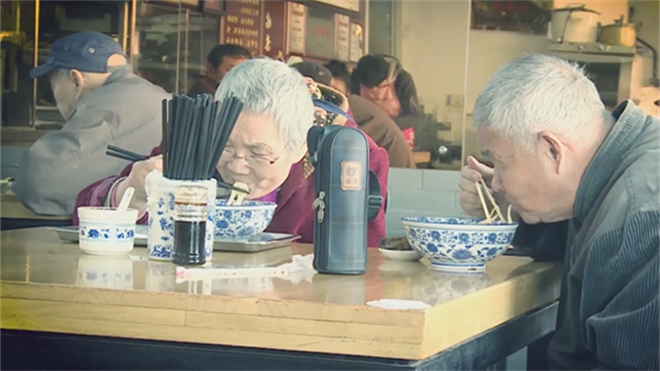 大叔用珍贵食材做面,店里食客爆满,猜猜利润有多少!