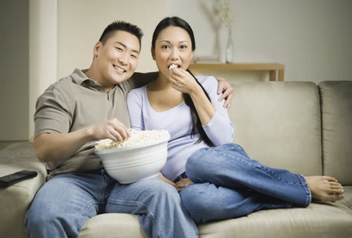 7个月孕妈出门买年糕,丈夫只顾着玩手机,几小时后老公后悔大哭