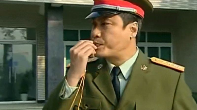 新任师长第一天上任,吹紧急集合哨,下一幕真的好尴尬啊!