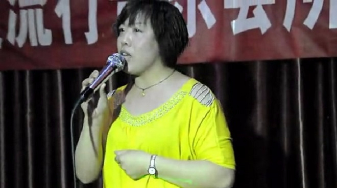 [图]流行音乐会所举办演唱会 现在的大妈唱歌都这么好了吗?