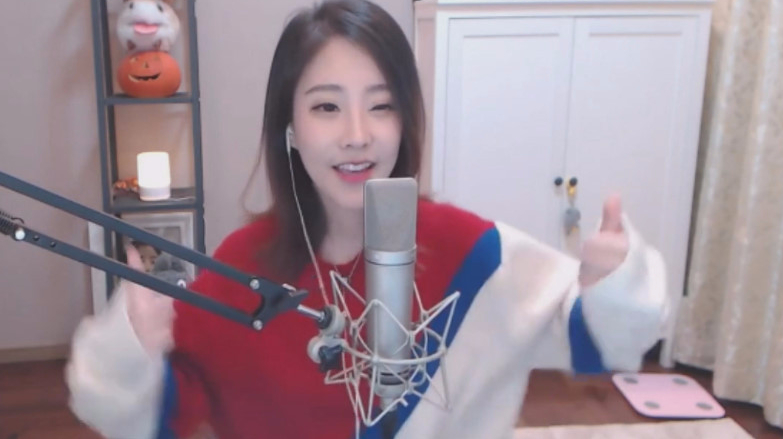 斗鱼一姐冯提莫翻唱《全部都是你》小表情太撩人 好像把她抱走!