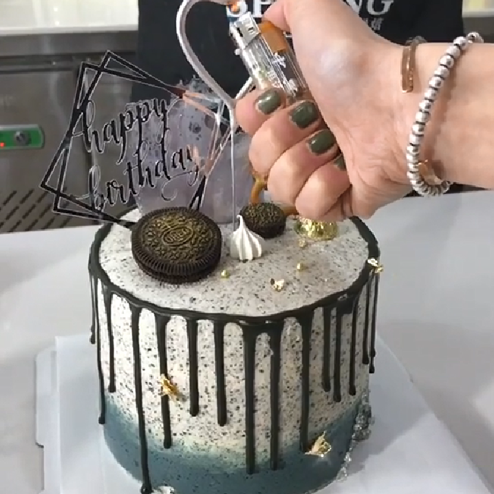 网红蛋糕,烟花燃烧后的灰屑不会弄脏蛋糕吗