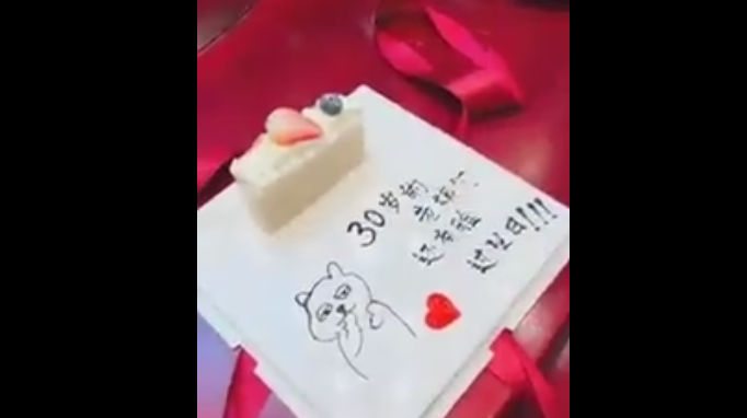 闺蜜过生日买了个生日蛋糕,看到上面的字后,全场笑翻!