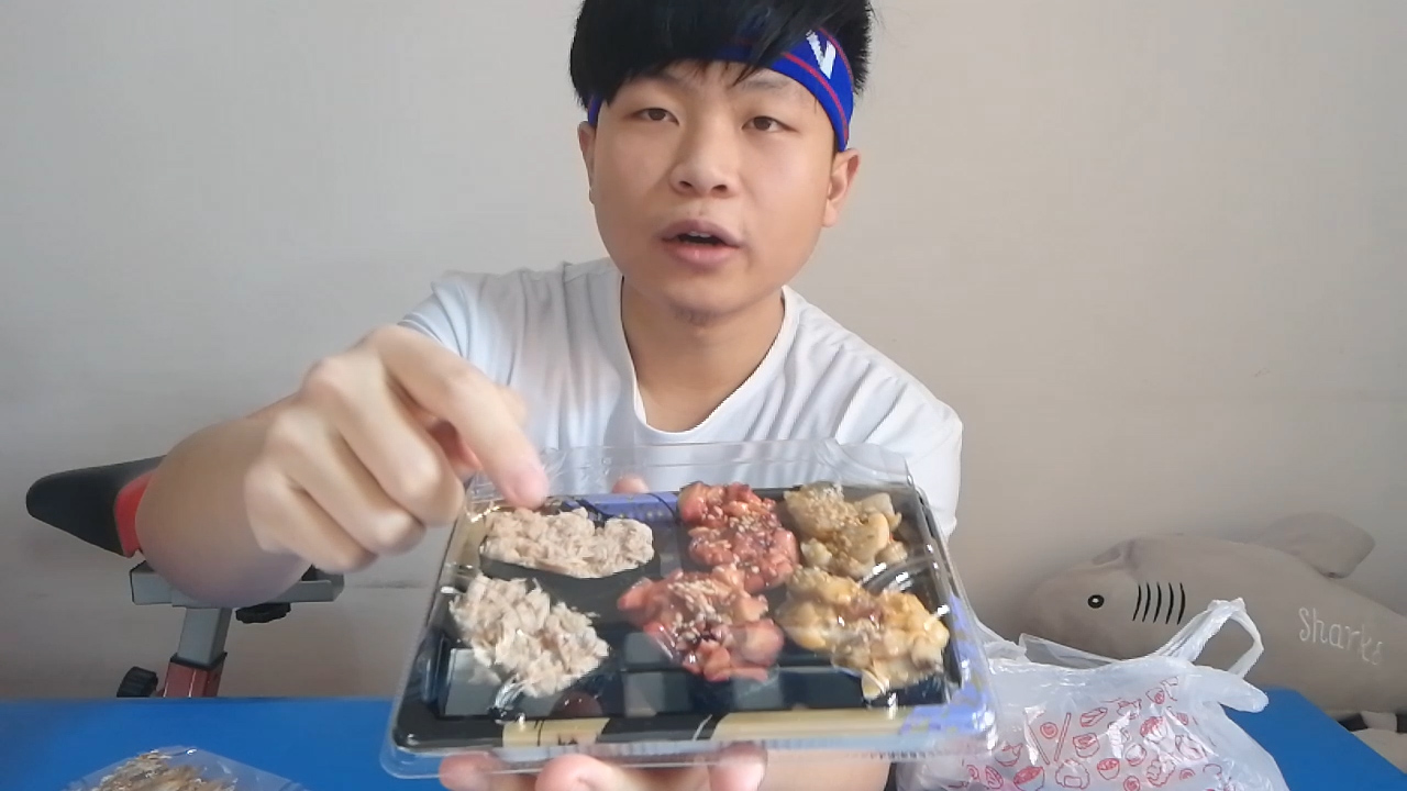 品尝美食彩虹寿司,竟吃出了沙滩比基尼的味道?