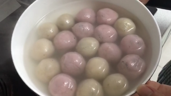 正月十五元宵节,农村大妈用草莓和香蕉做汤圆,孩子根本吃不够