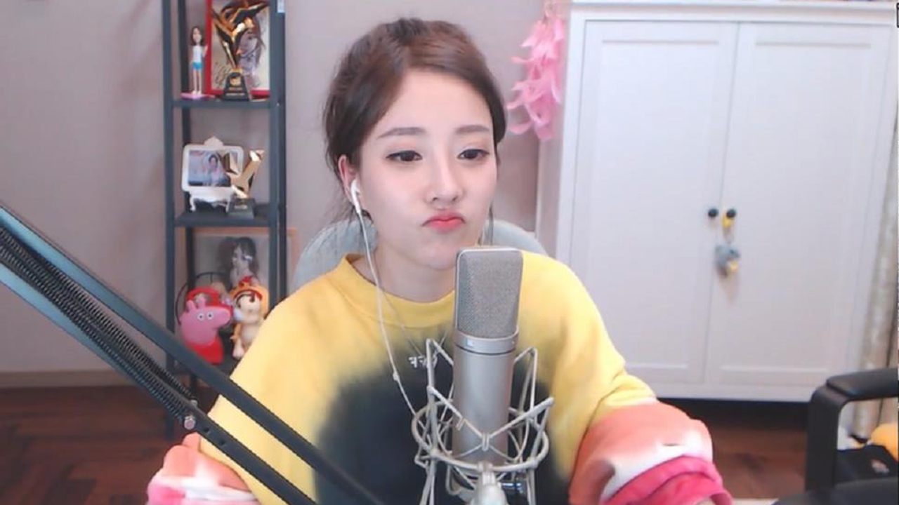 杀人狂魔冯提莫?据说看提莫玩吃鸡能找到自己第一次玩的感觉