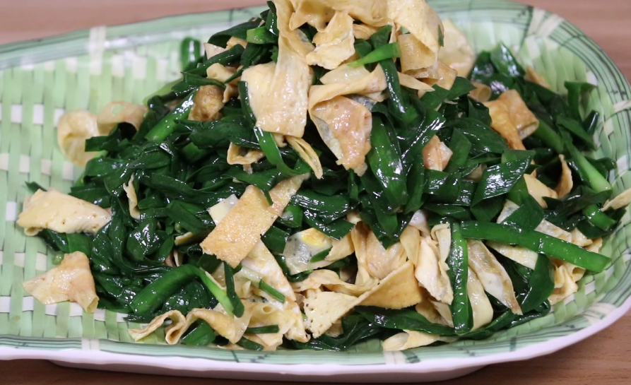 农村小伙在家调制韭菜拌鸡蛋皮,仅仅放了一点香油,上桌都抢着吃