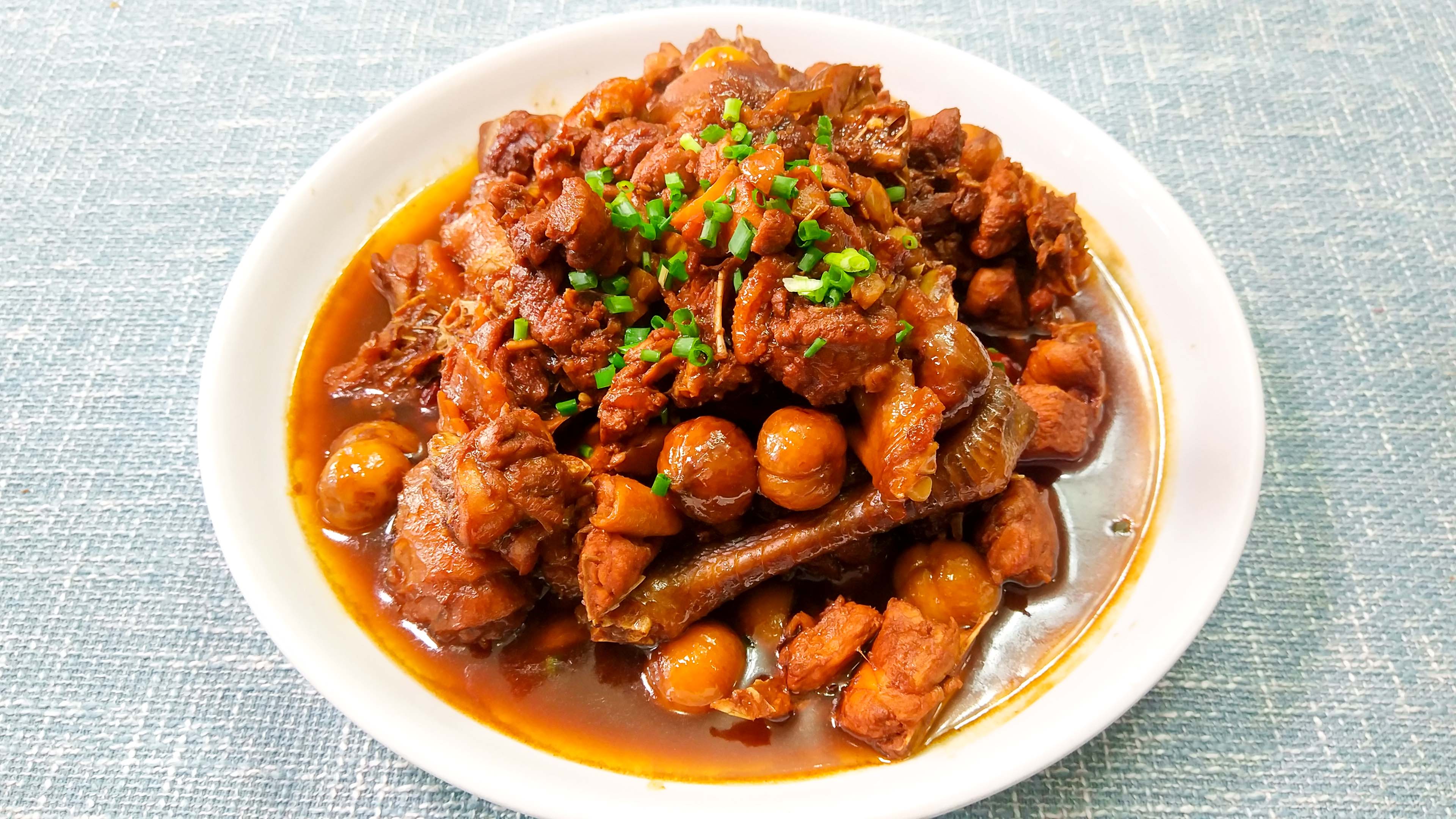 终于找到了,这才是我要的板栗烧鸡做法,步骤清洗详细,收藏了先