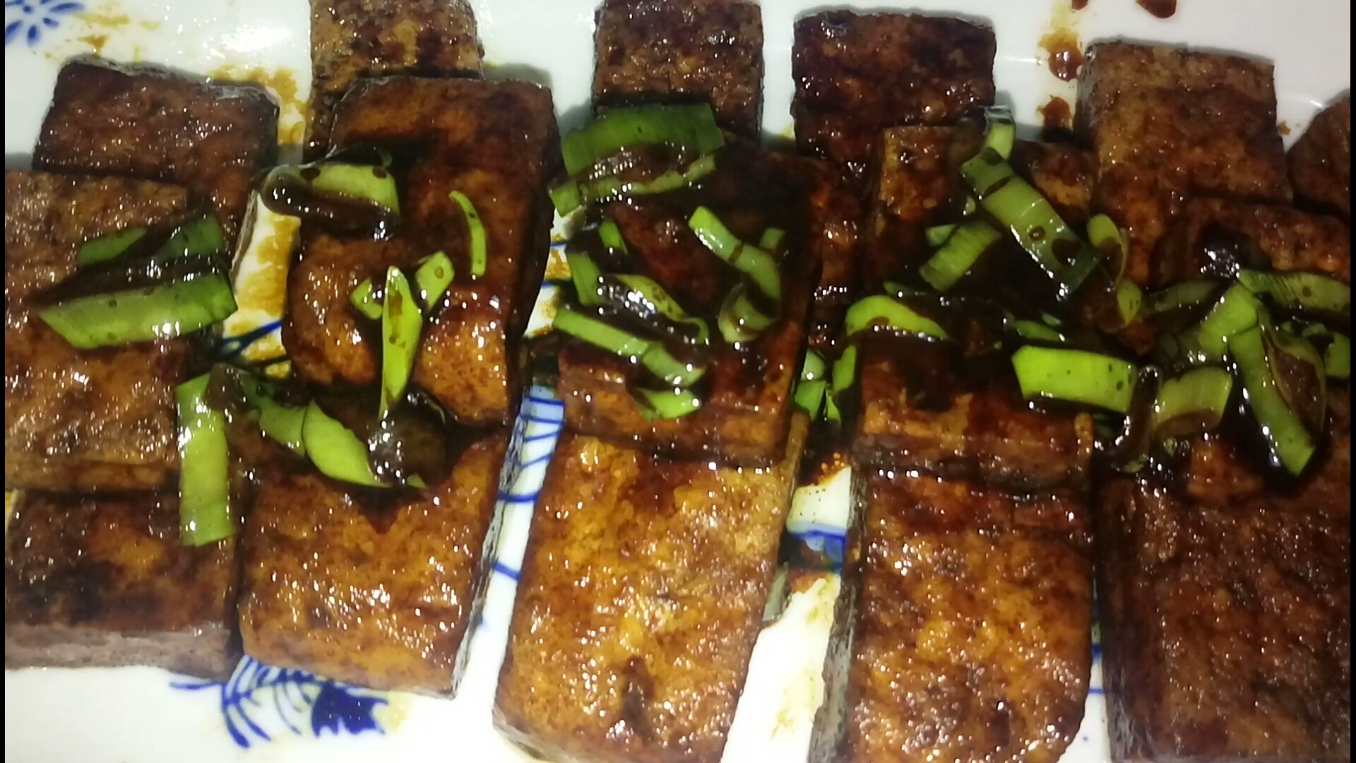 爆汁豆腐咬一口汁儿就爆出来!怎是一句好吃可以形容