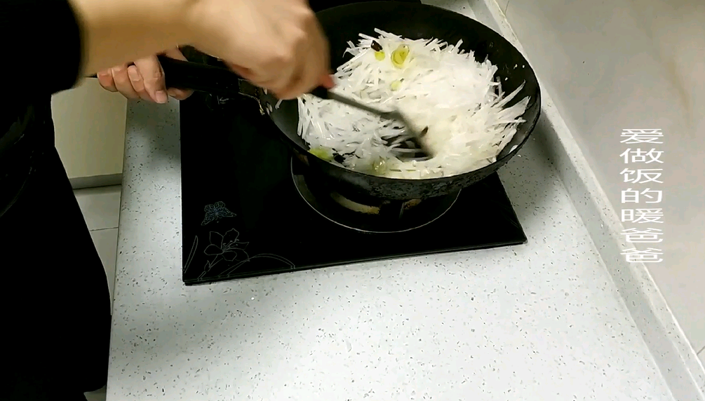 辣炒白萝卜丝,做法简单,辣味下饭