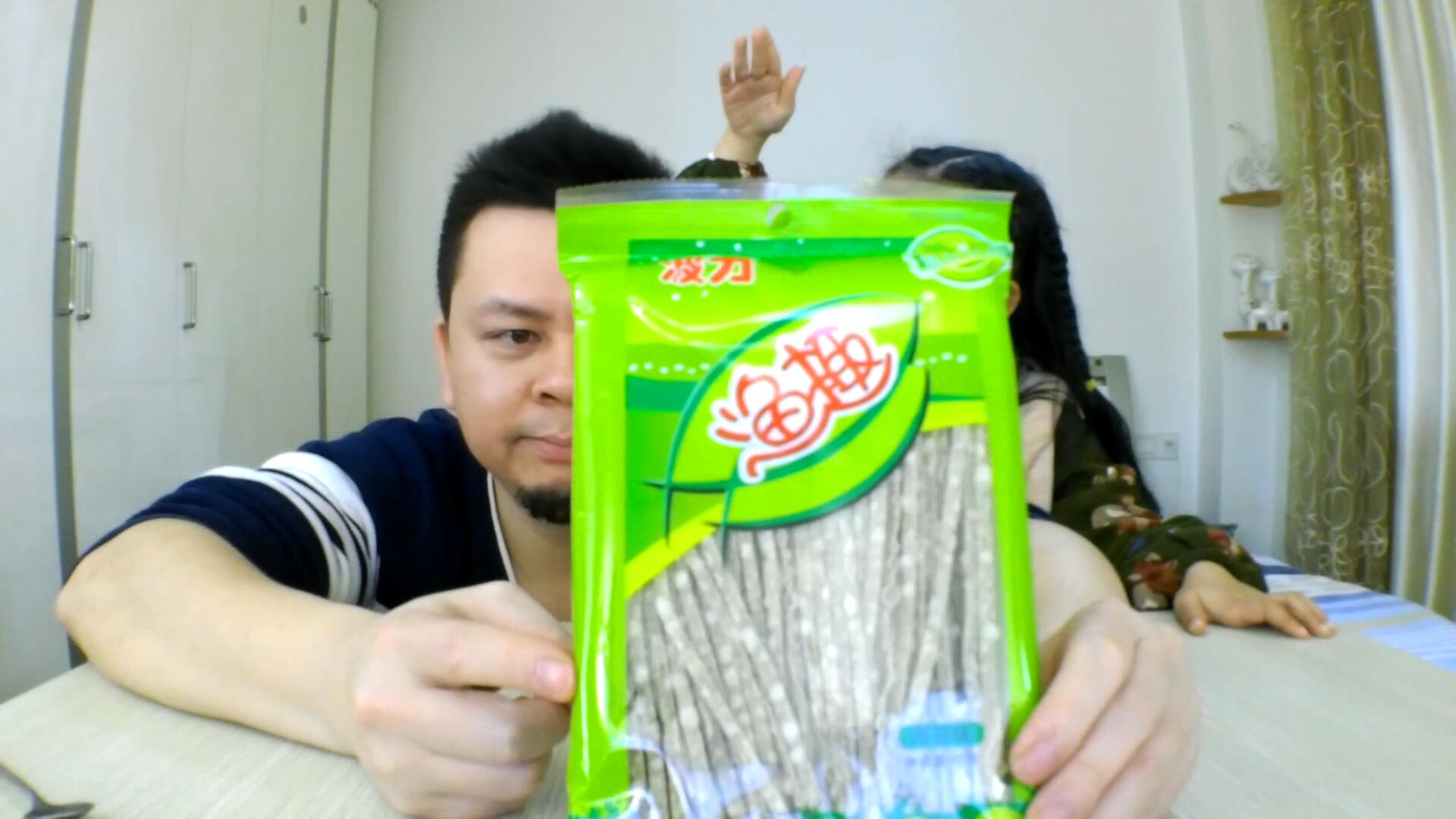 父女试吃波力鱼趣,进嘴很硬遇水化掉,这是真的鱼肉做的吗?