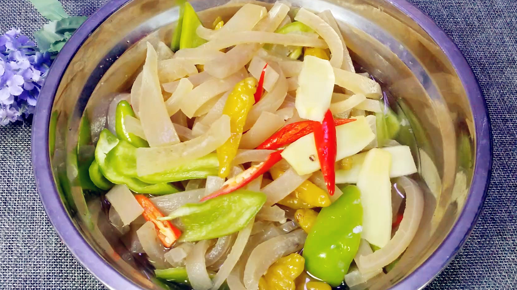 买肉剩下的皮别扔!2分钟教你做道凉菜,酸辣Q弹还美容