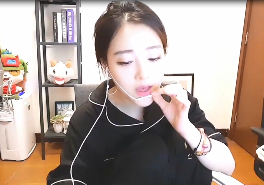 斗鱼冯提莫在室内穿黑色睡衣,深情演唱《后来》,好听极了