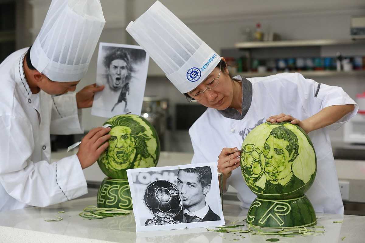 梅西vsC罗：谁更强？巅峰对决分析！