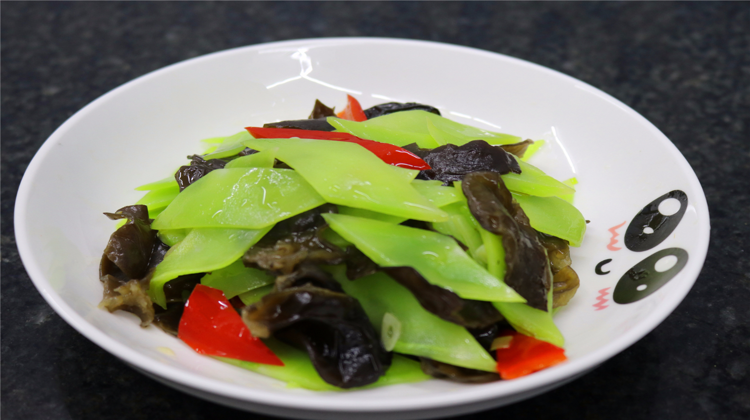 莴笋搭配木耳,最佳素菜,营养美味,年后赶紧做一道给家人清清胃