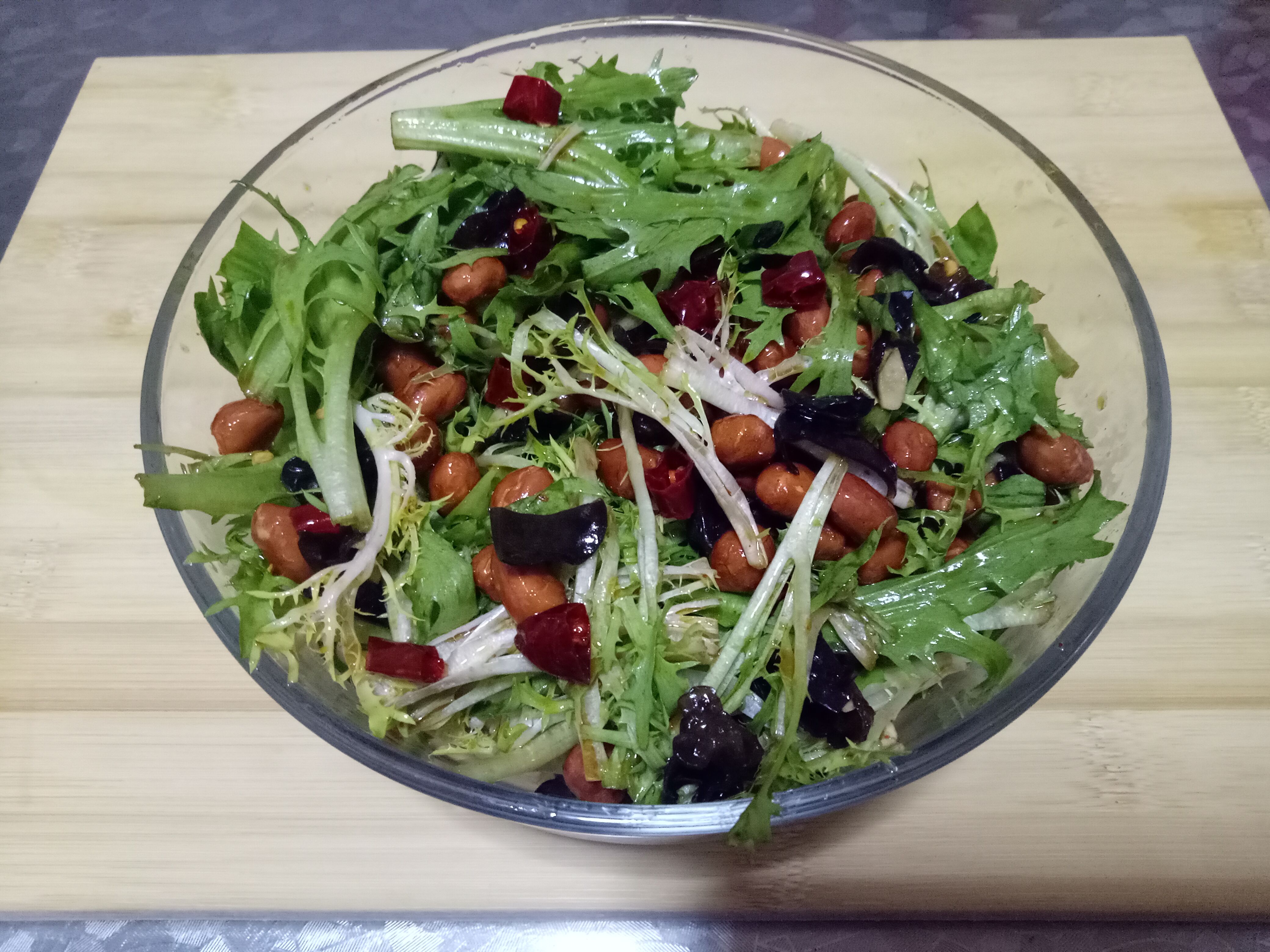 东北大妈教你做苦苣拌花生米凉菜,爽口解油腻,全家都爱吃