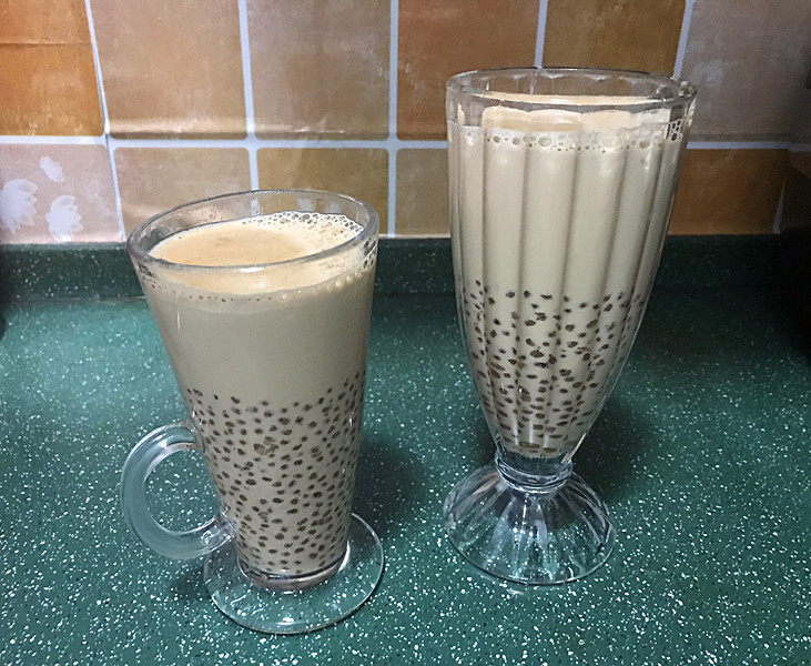 珍惜与小伙子在一起的美好时光,享受专属我们的下午茶之西米奶茶