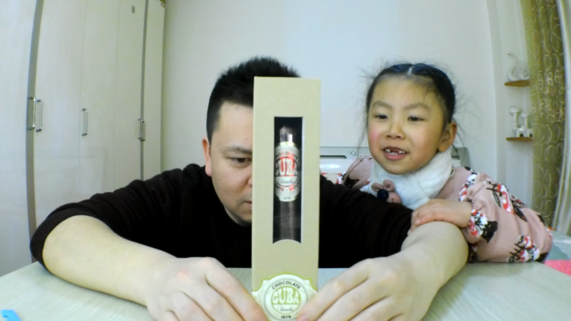 父女试吃98元一支的意大利雪茄巧克力,这是巧克力中的爱马仕