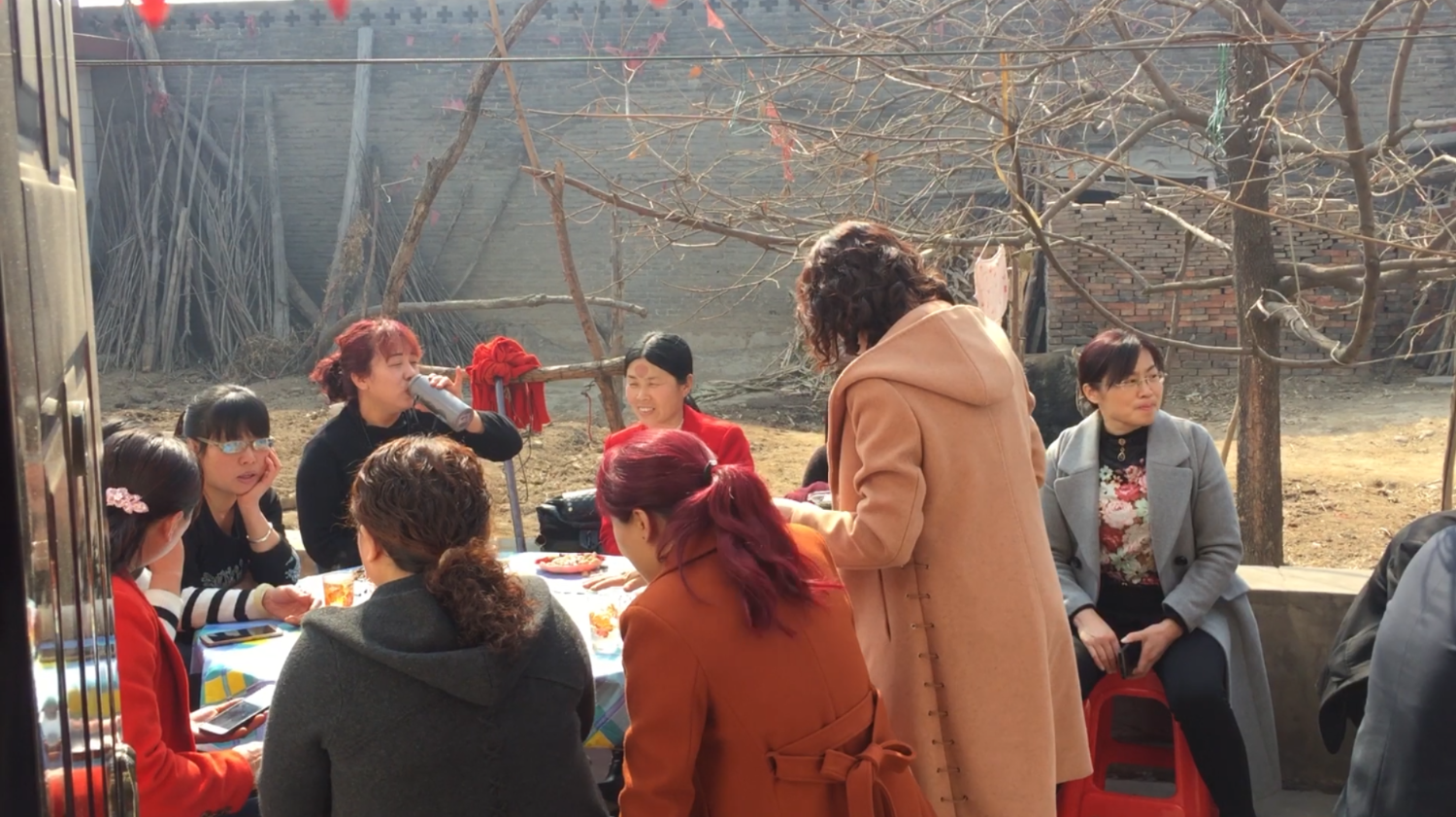 在我们北方农村,父母的生日就得这样过,简单但是很温馨!