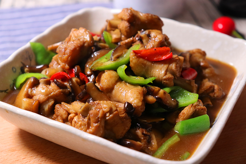 黄焖鸡的家常做法,味道正宗,配上2碗米饭,吃起来过瘾!