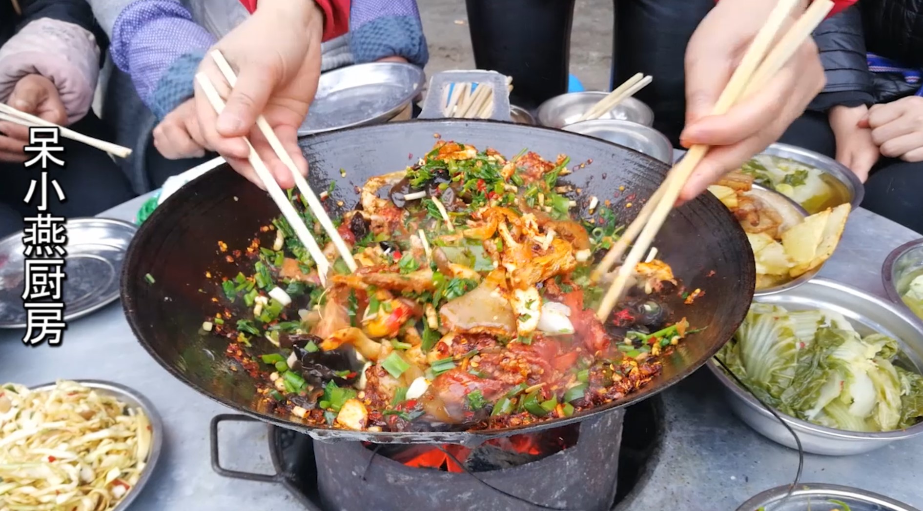 农村宴席美食,大烩菜正确的做法,10多人围着一起吃,超级美味